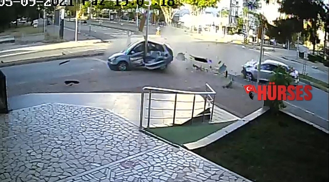 Antalya'da iki otomobil birbirine girdi: 4 yaralı
