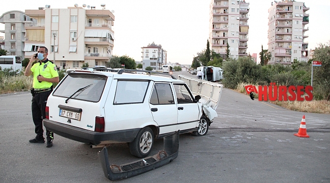 Antalya'da midibüs ile otomobil çarpıştı: 2 yaralı
