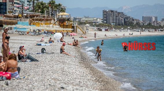 Antalya'da turistlerin sahil keyfi