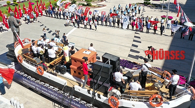 Başkan Böcek Atatürk Anıtına çelenk sundu