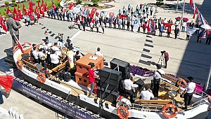 Başkan Böcek Atatürk Anıtına çelenk sundu