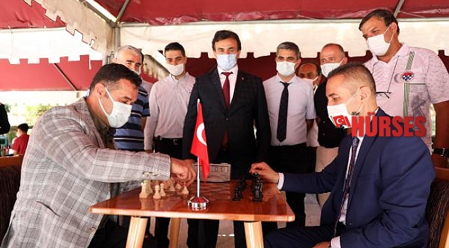 Başkan Yücel, Satranç Turnuvası'nda öğrencilerle buluştu