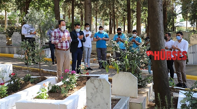 Başkan Yücel'den Ramazan Bayramı öncesi şehitlik ziyareti