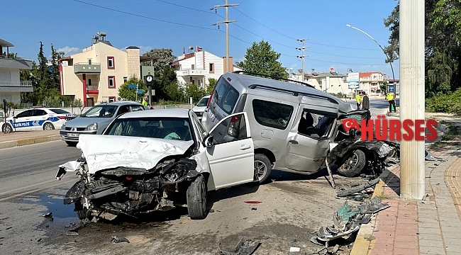 Boş yolda kafa kafaya çarpıştılar: 1 ağır yaralı