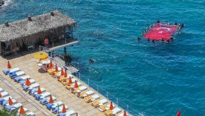 Dalgıçlardan denizde Türk bayraklı '19 Mayıs' kutlaması 