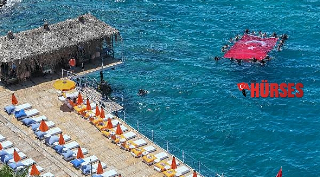 Dalgıçlardan denizde Türk bayraklı '19 Mayıs' kutlaması