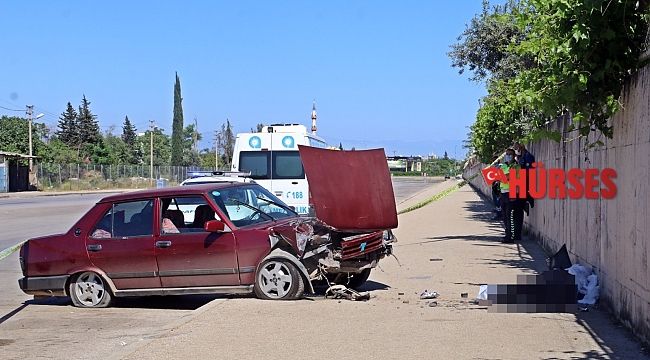 Ecel, kaldırımdaki duvarın gölgesinde otururken yakaladı