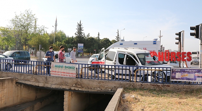 Hafif ticari araçlar çarpıştı: 4 yaralı
