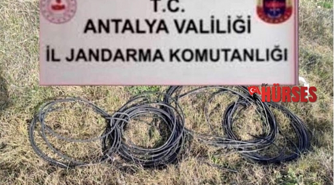 Jandarma 51 güvenlik kamerası kaydını inceleyerek hırsızları yakaladı