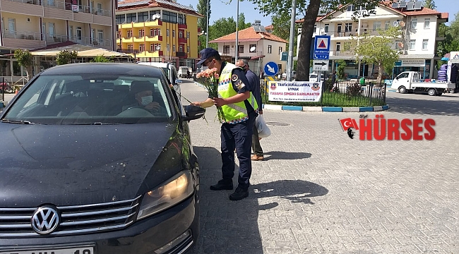 Jandarmadan sağlık çalışanlarına ve vatandaşlara çiçek