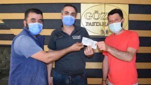 Kaldırımda bulduğu 60 bin liralık çeki sahibine ulaştırdı