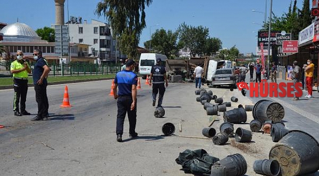 Kamyon iki araca çarpıp devrildi