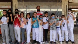 Karate sporcuları paraşütle uçup, sahilde gösteri yaptı