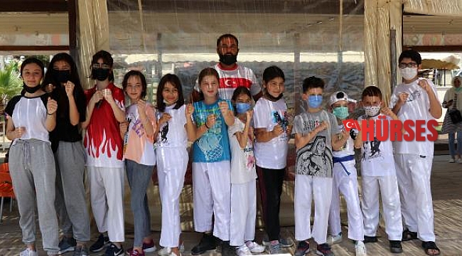 Karate sporcuları paraşütle uçup, sahilde gösteri yaptı