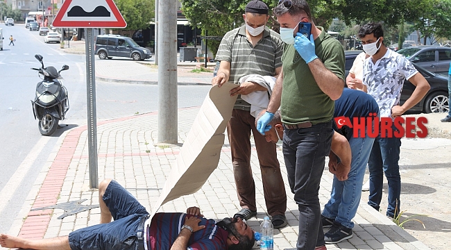 Kaza yapan sürücüyü kavurucu sıcaktan kartonla korudular