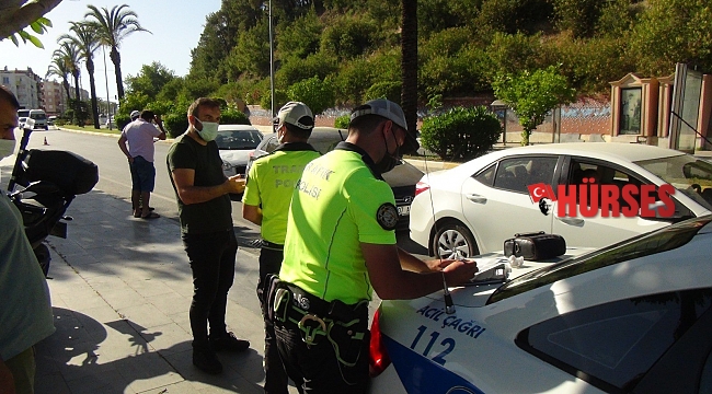 Kırmızı ışıkta geçtiler karı koca polise beddua ettiler
