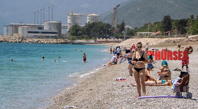 Kısıtlamada turistlerin deniz keyfi