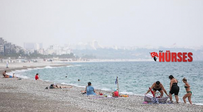 Kısıtlamadan muaf turistler sahilde