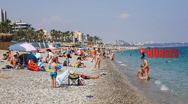 Konyaaltı Plajı'nda kısıtlama öncesi yoğunluk