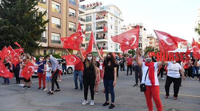 Konyaaltı'nda 19.19'da İstiklal Marşı coşkusu