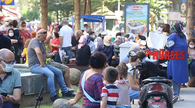 Lokantalar kapalı olunca cami bahçeleri açık hava lokantasına döndü