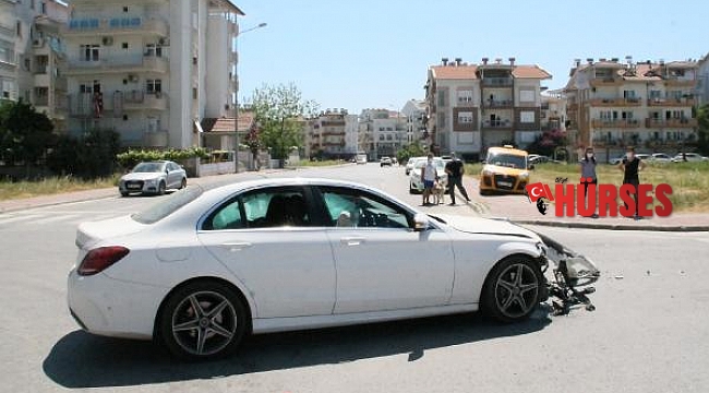 Manavgat'ta maddi hasarlı trafik kazası