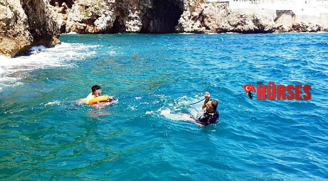 Manzara izlerken falezlerden düşen Ümit&#039;i polisler kurtardı