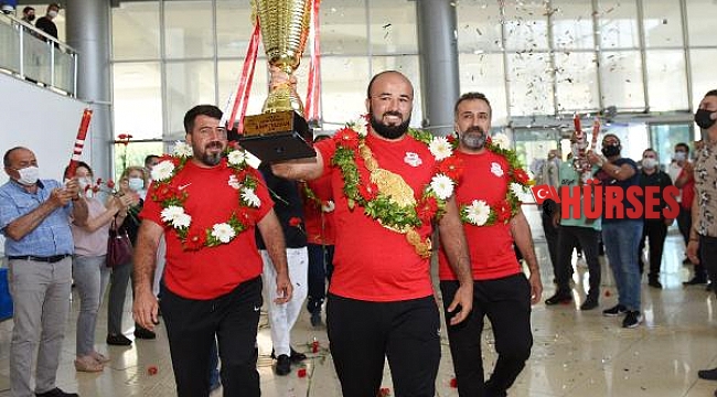 Orhan Okulu, altın kemeriyle evine geldi