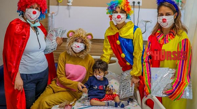 Palyaço kıyafeti giyen hemşireler hasta çocukları eğlendirdi