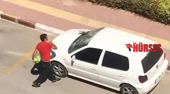 Park halindeki otomobilin camlarını parke taşıyla tuzla buz etti