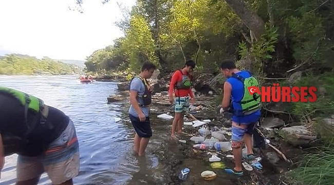 Raftingciler atık toplayıp çevre temizliği yaptı