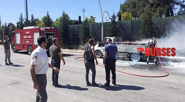 Seyir halindeki odun yüklü kamyonette yangın