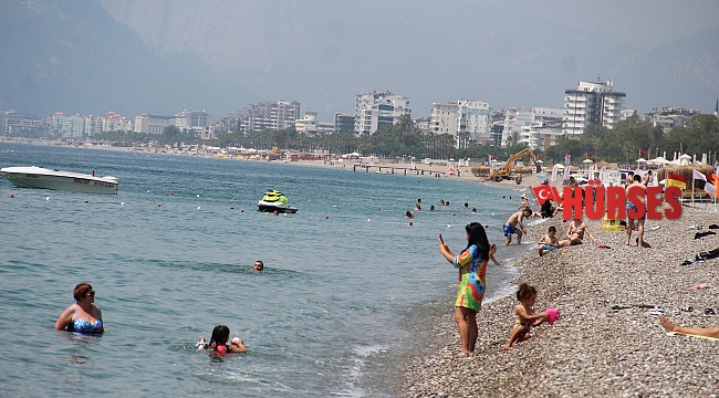 Tam kapanmanın son gününde Antalya sahillerinde turist yoğunluğu