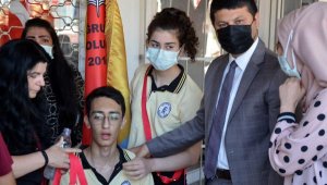 Törende bayrak taşıyan öğrenci tansiyonu düşünce fenalaştı