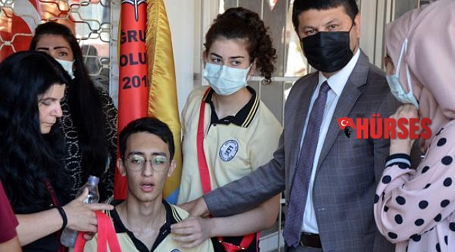 Törende bayrak taşıyan öğrenci tansiyonu düşünce fenalaştı