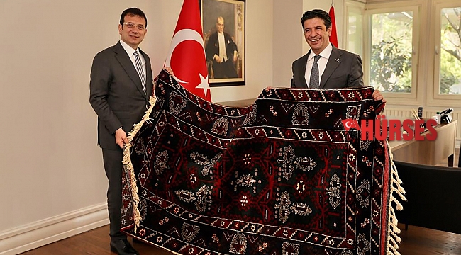 Turgay Genç, İmamoğlu'na Döşemealtı halısı hediye etti