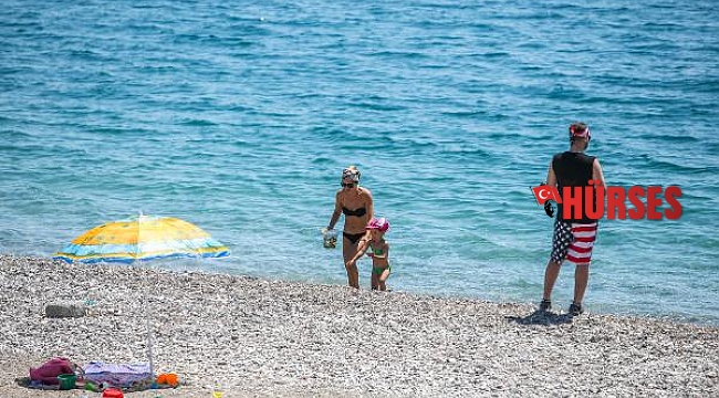 Turistlerin boş sahilde denize keyfi