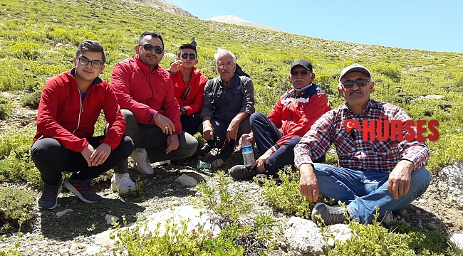 3070 metreye çıkıp kar güreşi yaptılar