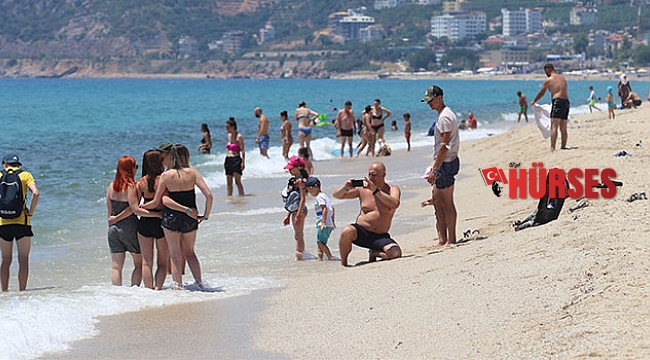 Antalya'da plajlar tıklım tıklım