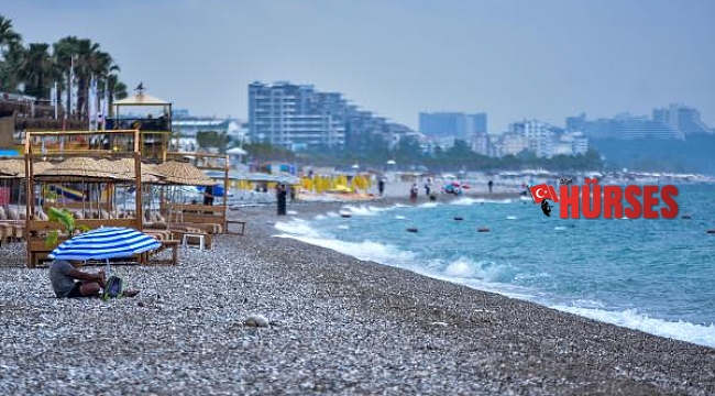 Antalya'da aniden bastıran yağmur, sahildekilere zor anlar yaşattı