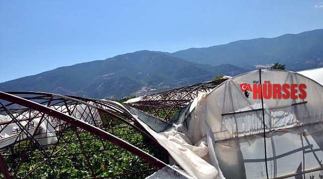 Antalya'da seralara zarar veren hortum kamerada
