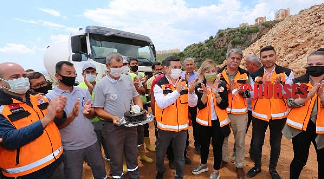Başkan Tütüncü'ye, doğum günü sürprizi