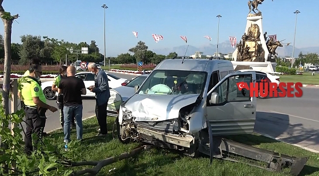 Çarpışan otomobillerin hava yastıkları hayatta tuttu