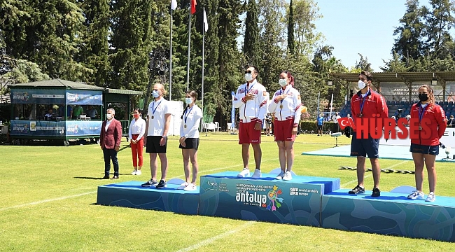Dereceye giren okçulara ödülleri Vali Yazıcı tarafından verildi