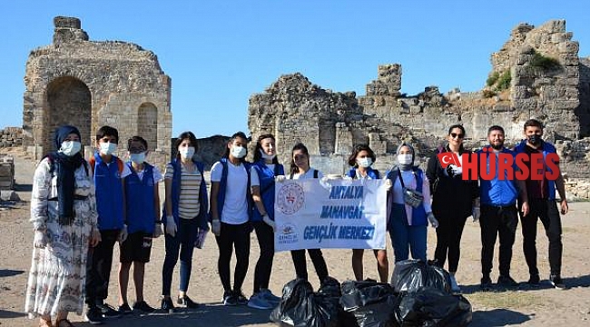 Gönüllü gençler Side Antik Kenti'ni temizledi