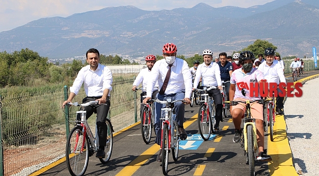 Kaş'ta kapalı pazar yeri ve bisiklet yolu hizmete açıldı