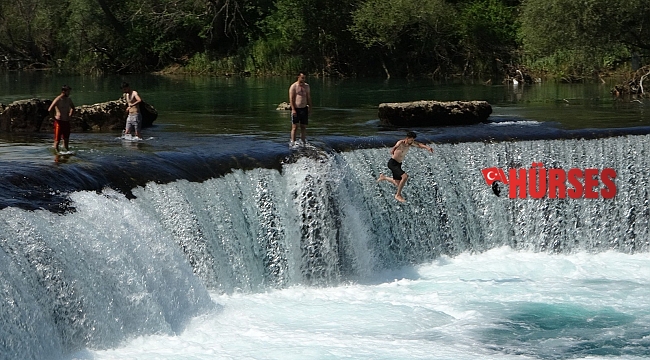 Manavgat Şelalesinde ölümüne serinlik