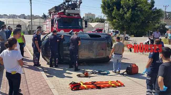 Refüje çarpıp devrilen otomobilin sürücüsü yaralandı