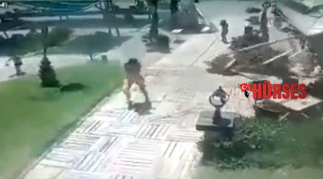 Rüzgarda havuz başındaki şemsiyeler uçtu, turistler kaçıştı