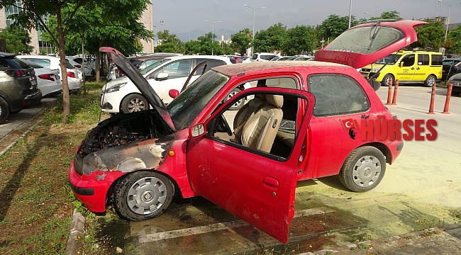 Sağlık çalışanının hastane bahçesine park ettiği araç yandı